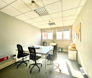 Bureau privé 17 m² 4 postes Coworking Rue Saint-Simon Lyon 69009 - photo 2